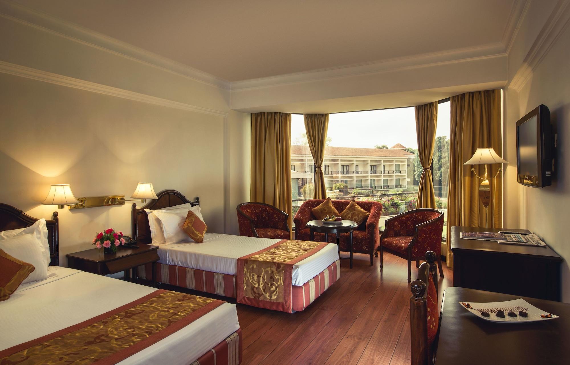 Hotel Mountview Chandīgarh Extérieur photo