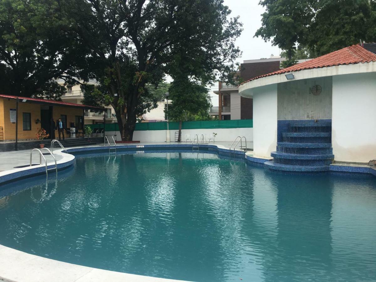 Hotel Mountview Chandīgarh Extérieur photo
